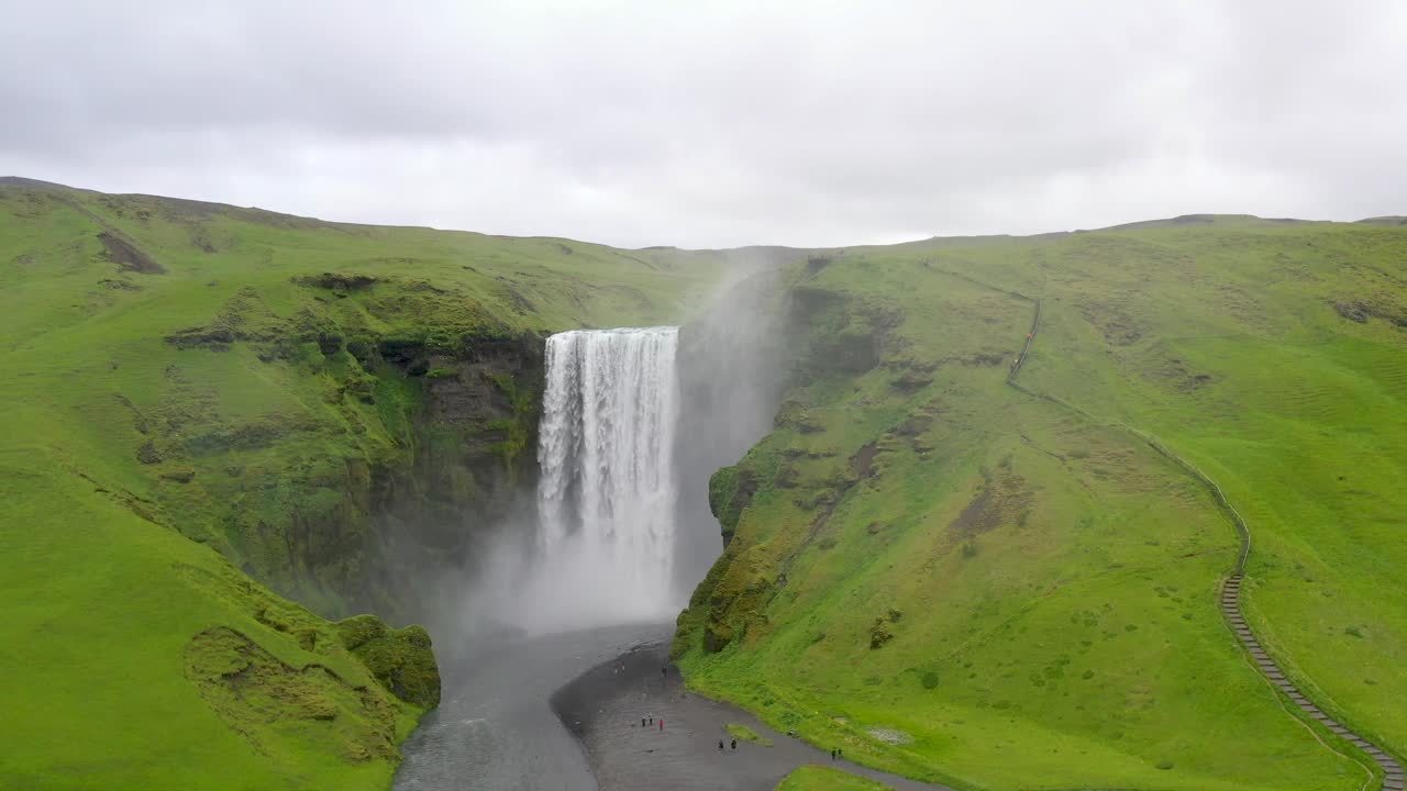 cascadas de skogafoss en islandia con video de drones moviéndose