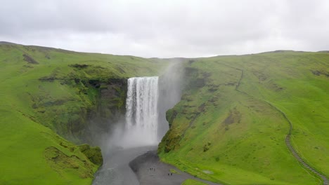 Cascadas-De-Skogafoss-En-Islandia-Con-Video-De-Drones-Moviéndose