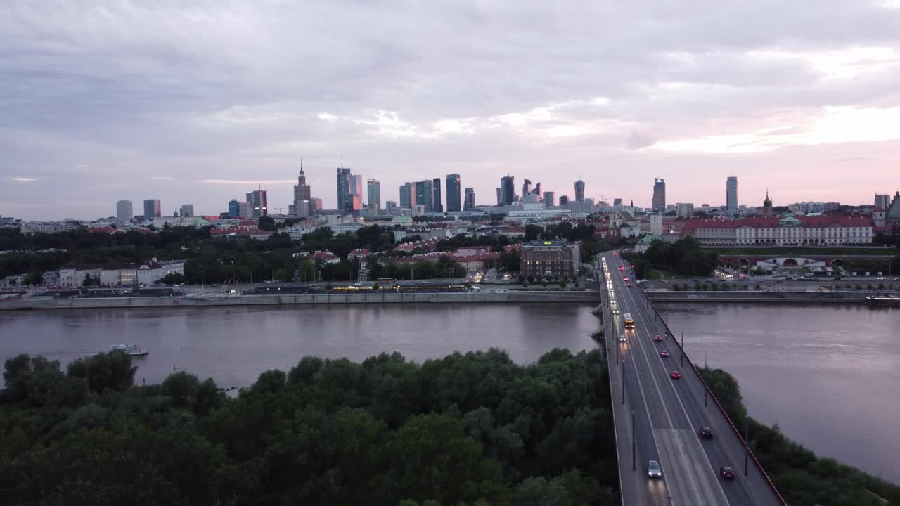 Rekaman drone sinematik pemandangan langit Warsawa dengan Sungai Vistula dan jembatan yang dipenuhi lalu lintas yang mengalir.