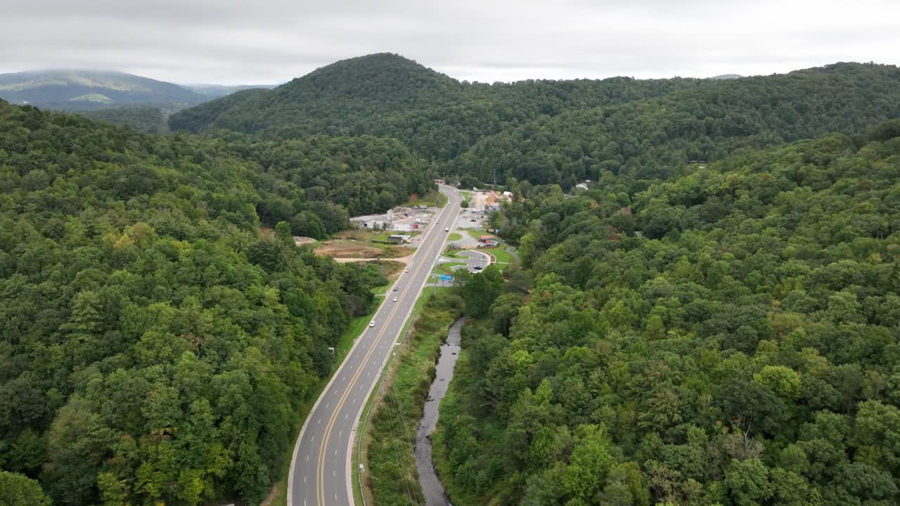 blowing rock road y el nuevo río entre blowing rock y boone nc, carolina del norte