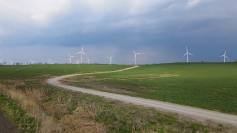 風力發電廠,許多風車,農地,田野,無人機射擊,總計劃