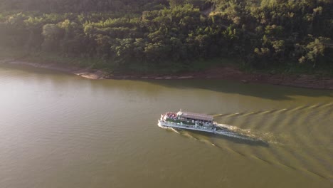 巴西和阿根廷接壤的伊古阿祖河 (iguazu river) 沿岸地區的遊船