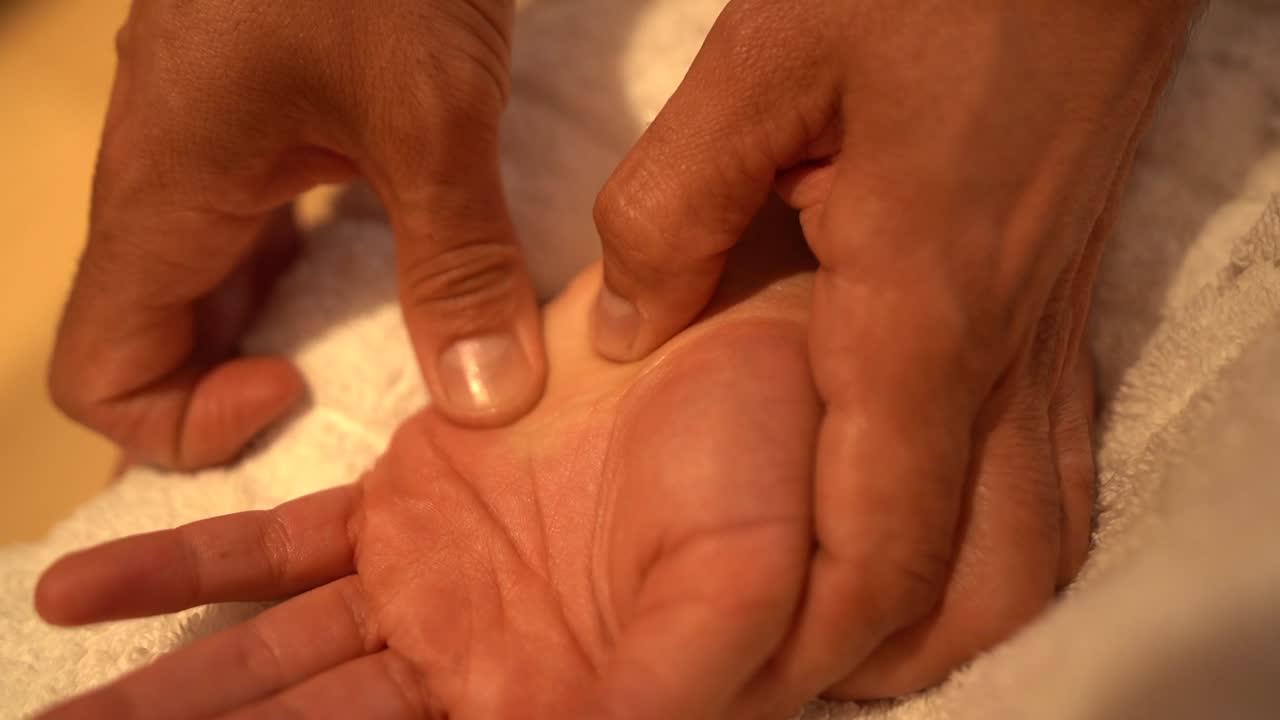 Handmassage zur Entspannung und für dein Wohlbefinden