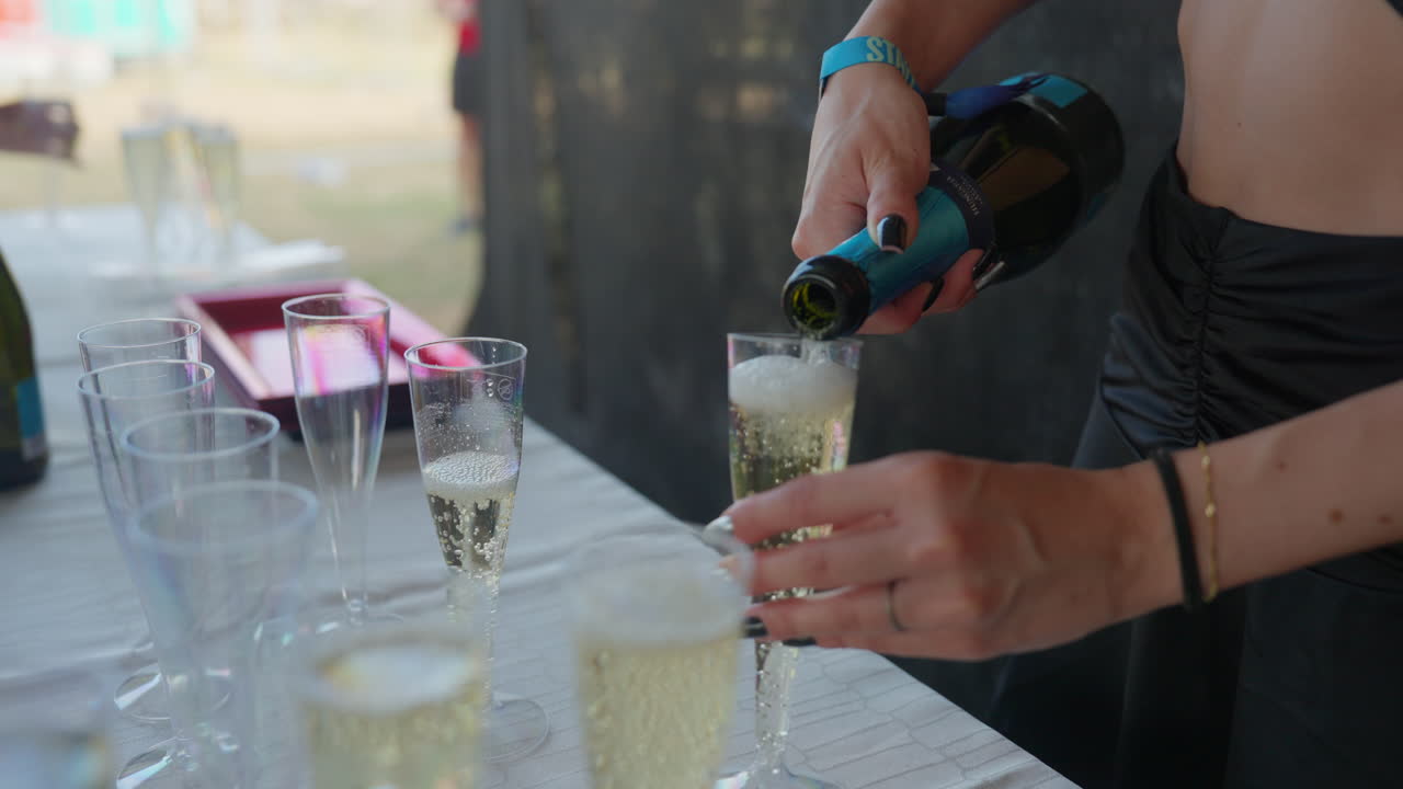 joven dama de catering durante el servicio de champán