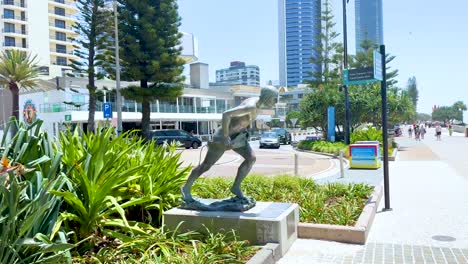estatua de peter lacey cerca de la playa de la costa dorada