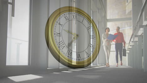 animación de reloj en movimiento sobre diversos colegas caminando y discutiendo el trabajo en la oficina