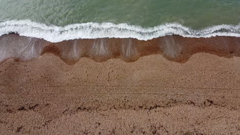 Olas-Rompiendo-En-La-Orilla-De-La-Playa-De-Brighton,-Reino-Unido