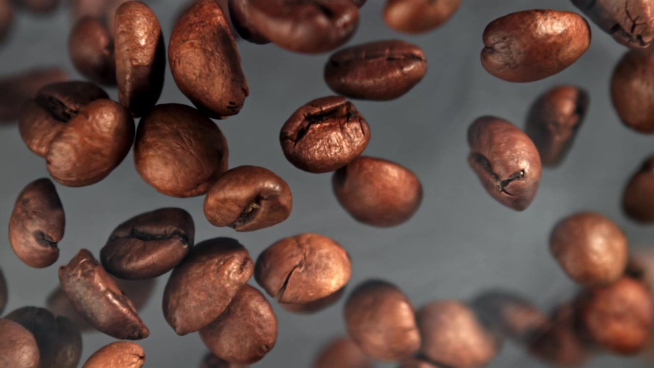 Primo piano di chicchi di caffè tostati che entrano lentamente a fuoco