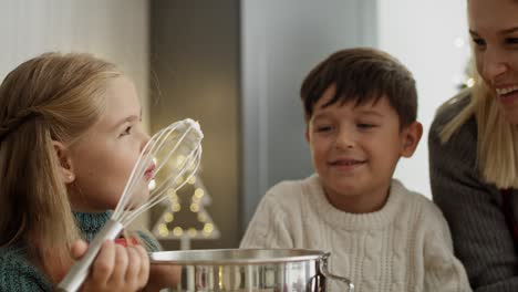 Video-De-Una-Niña-Probando-Pasta-De-Azúcar-Mientras-Hornea-Con-Su-Hermano