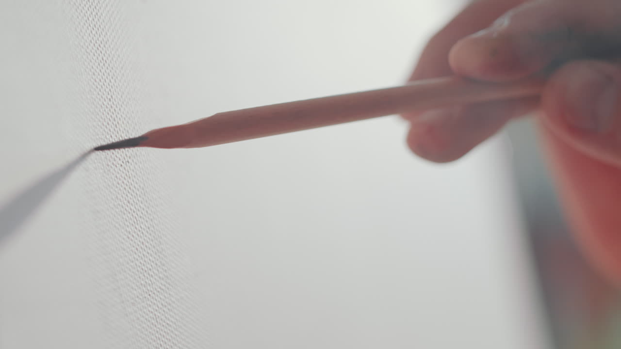 캔버스에 연필로 그린 그림