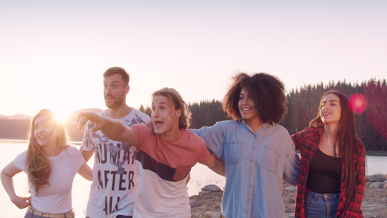 해가 지는 동안 호수 에서 는 친구들