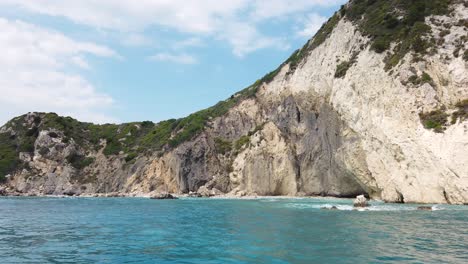 Vista-Desde-El-Mar-Hasta-Las-Cuevas-De-Marathonisi,-Isla-De-Zakynthos,-Grecia