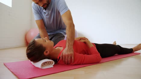 ayudando a una mujer en el estudio de fitness 4k