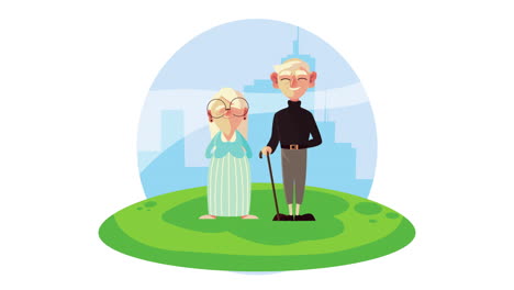 una pareja de abuelos de pie en el campamento