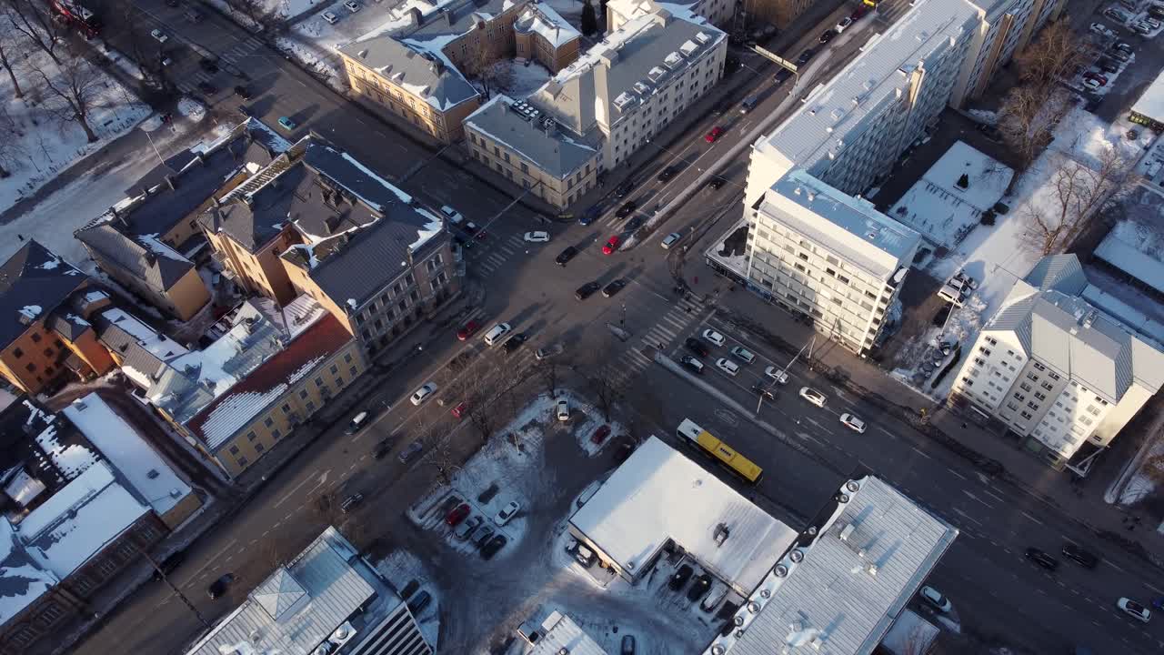 Odpolední doprava na středně velké křižovatce nedaleko centra města