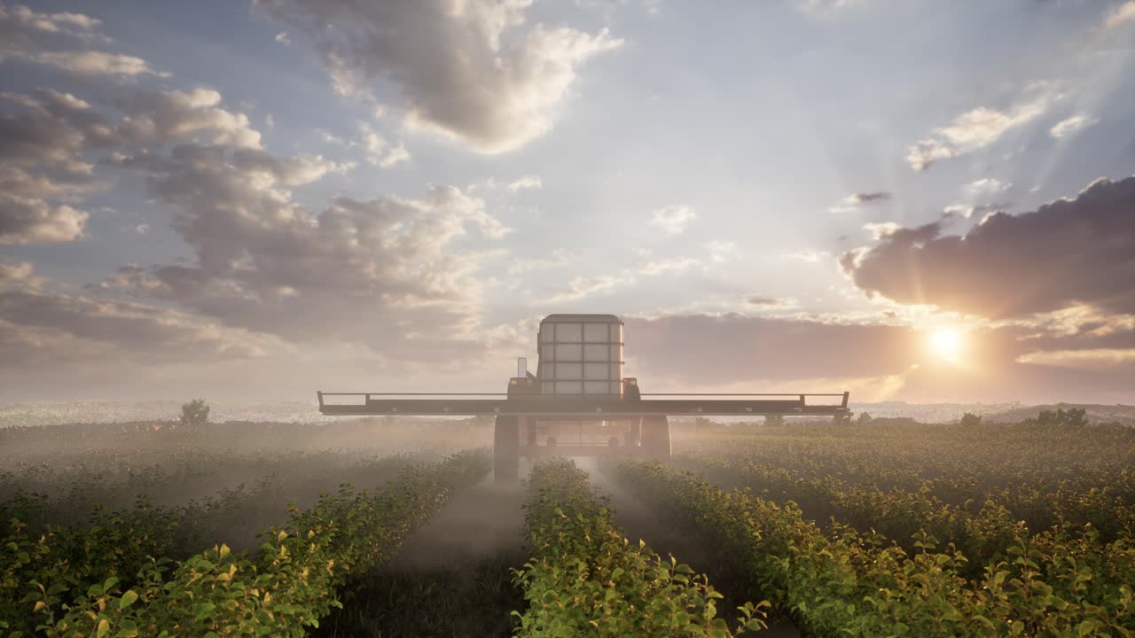 Trattore agricolo che ara e spruzza il campo