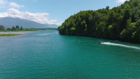 Lancha-Rápida-Que-Viaja-A-Lo-Largo-Del-Río-Puelo-En-El-Distrito-De-Los-Lagos,-Chile