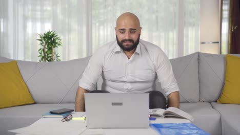 Hombre-Trabajador-De-Oficina-En-Casa-Esperando-Nerviosamente-En-La-Computadora-Portátil.