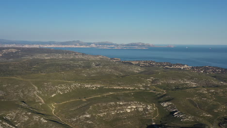 Gebirgsfelsige-Landschaft-Mit-Bäumen-Südlich-Von-Frankreich,-Luftdrohnenaufnahme