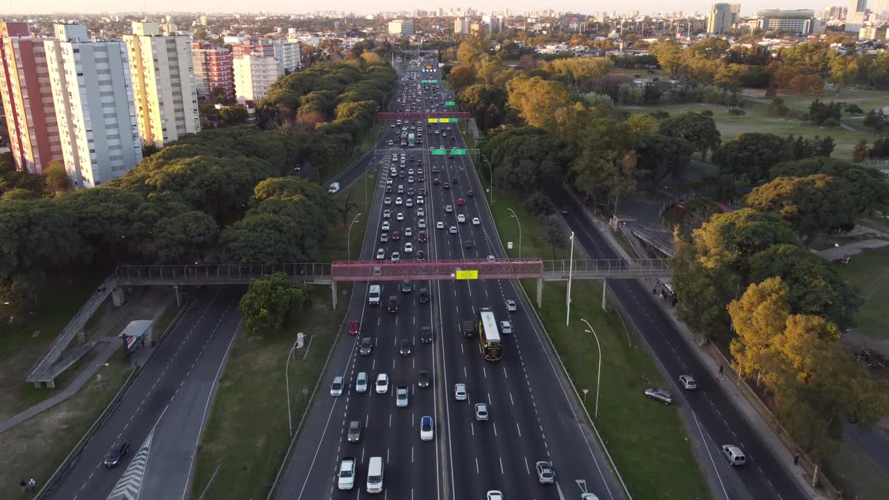 vista aérea circular de la carretera general paz con tráfico de automóviles, buenos aires en argentina