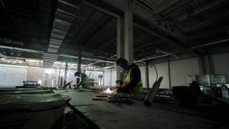 los soldadores profesionales están trabajando en la fábrica con equipos de seguridad. fabricación de metalurgia, proceso industrial.