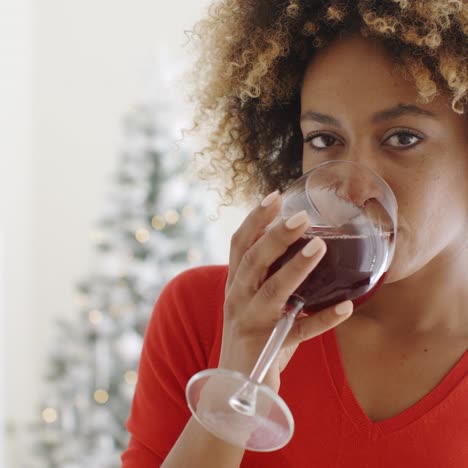 mujer joven ofreciendo un brindis de navidad