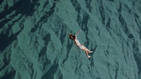 mujer volando por encima de las montañas