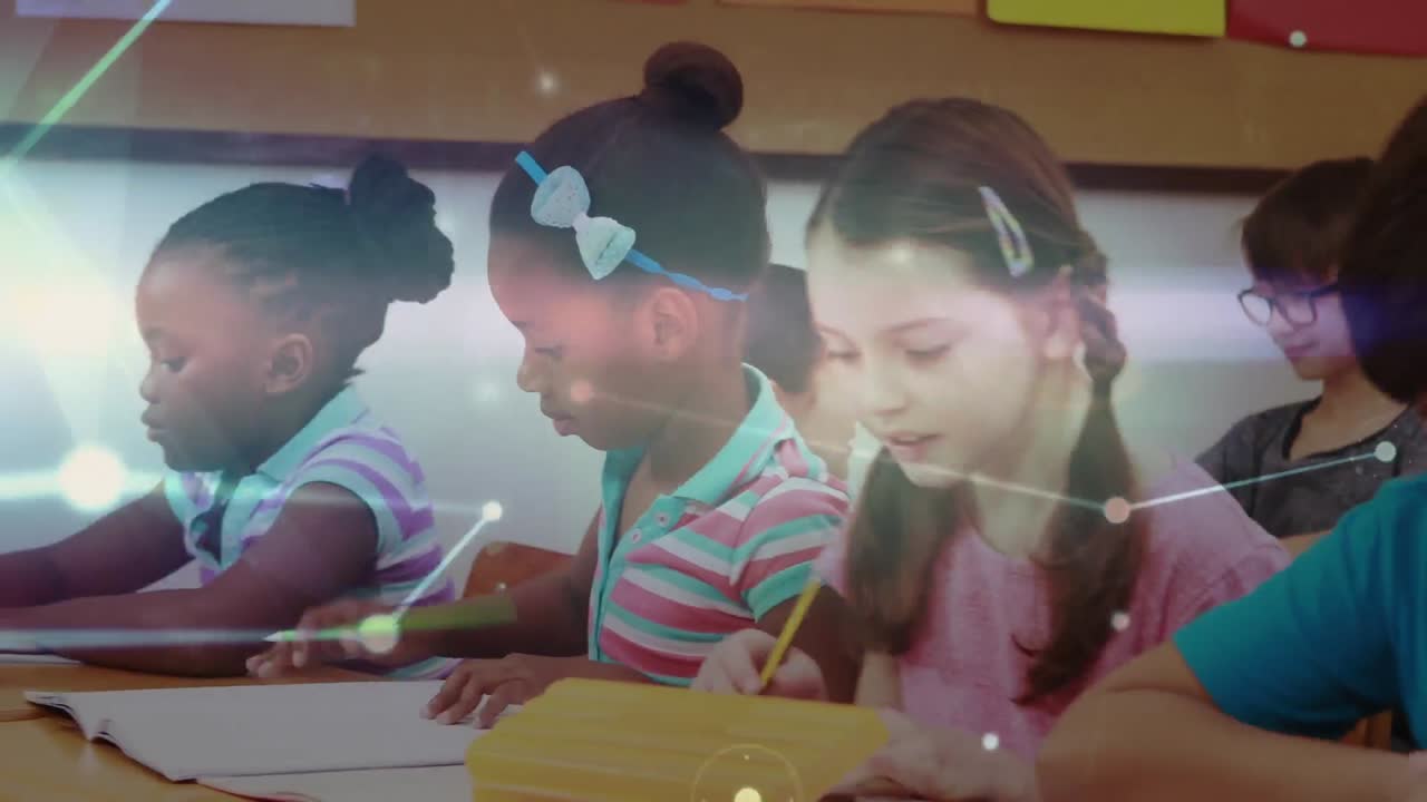 animación de una red brillante de conexiones que se mueven sobre los escolares que escriben en clase