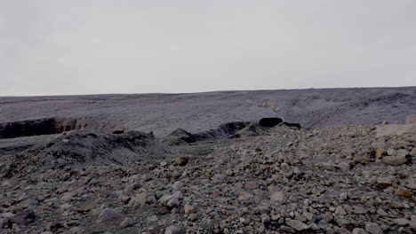 Eishöhle-In-Der-Felsigen-Landschaft-In-Island