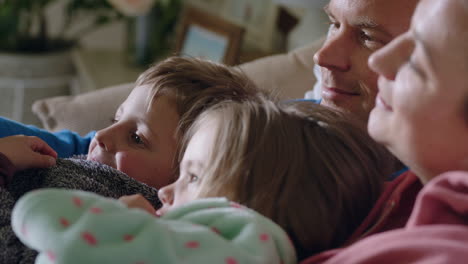 Familia-Feliz-Con-Niños-Chateando-Por-Video-Usando-Un-Teléfono-Inteligente-Saludando-La-Pantalla-Disfrutando-De-La-Comunicación-Por-Teléfono-Móvil-En-Casa