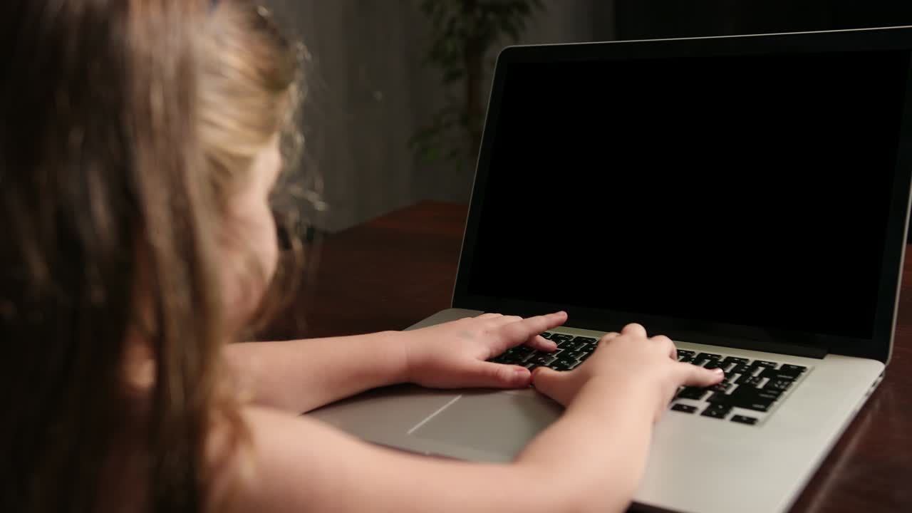 niños lección de educación a distancia, niños de tecnología. niña niña haciendo escuela