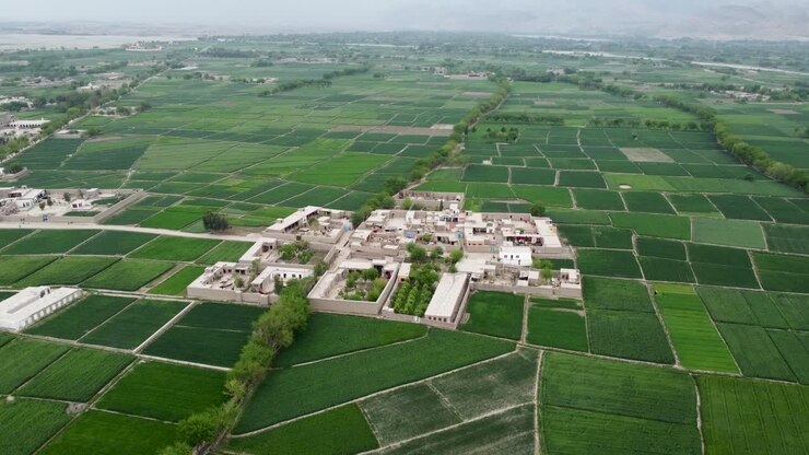 aéreo sobre un pequeño pueblo de afganistán
