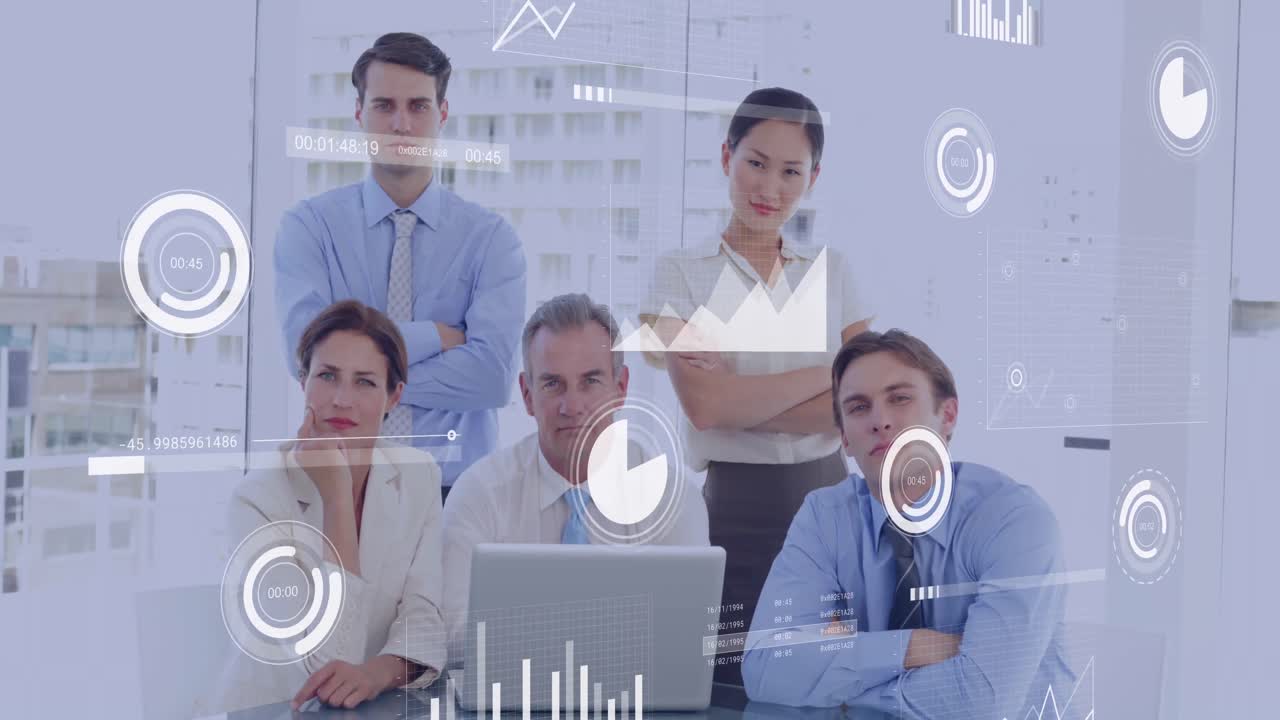 animación del procesamiento de datos contra diversos empresarios sonriendo en la oficina