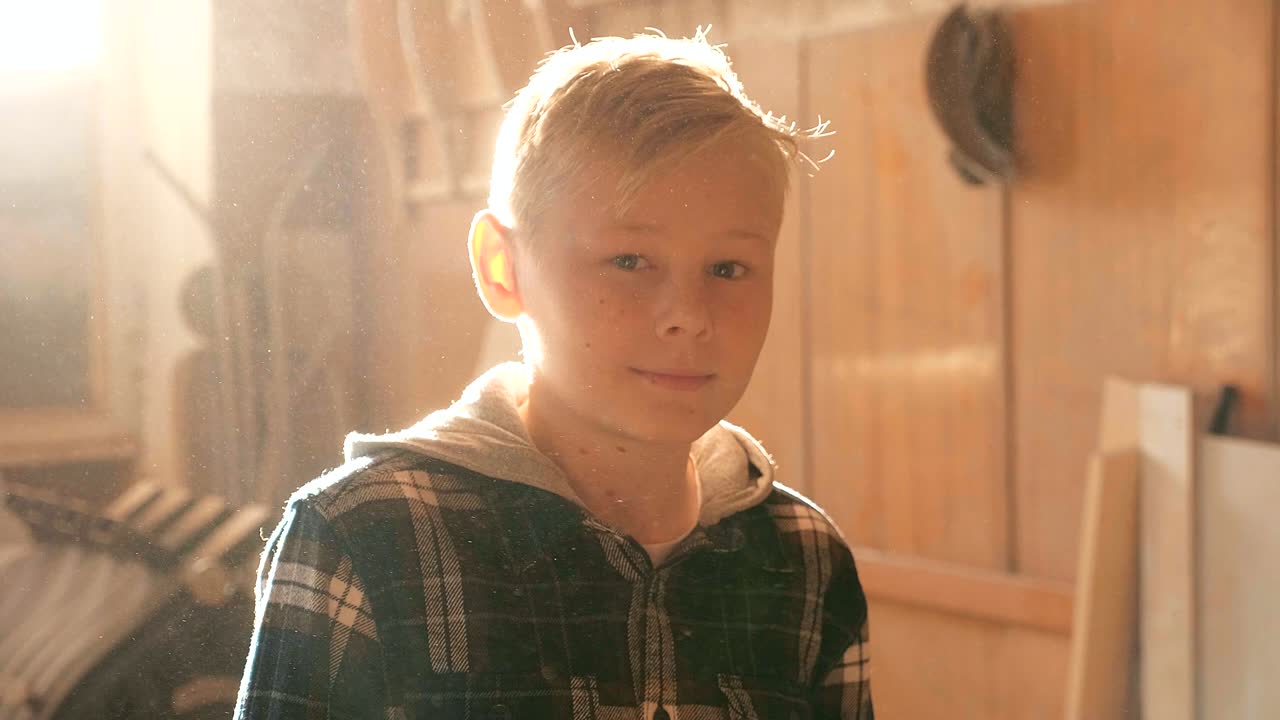 портрет ребенка в столярной мастерской.