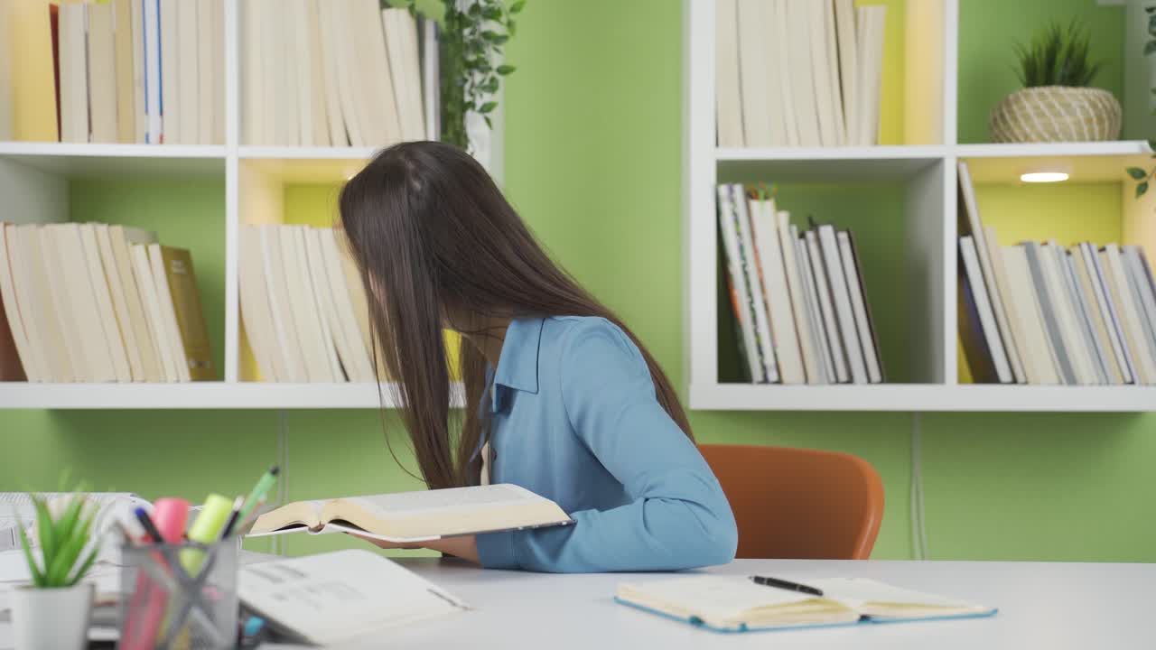 책을 읽는 젊은 아시아 여학생의 초상화.