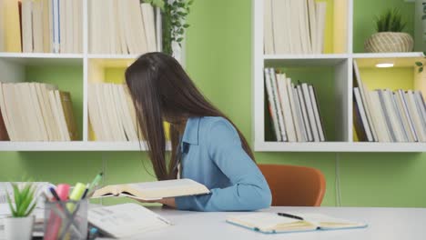 retrato de una joven estudiante asiática leyendo un libro.