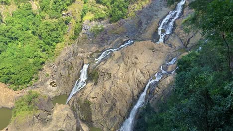 Ruhige,-Langsame-Schwenkaufnahme-Der-Dramatischen-Felsigen-Barronfälle-Inmitten-Des-Dichten-Tropischen-Regenwalddschungels-Von-Nord-queensland