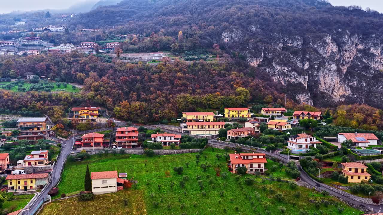 İtalya, Lombardiya'daki Iseo Gölü dağlarının yakınındaki köylerden birinin havadan görünümü