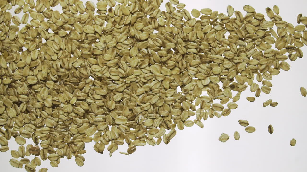 귀리 플레이크는 슬로우 모션 100fps로 떨어집니다.