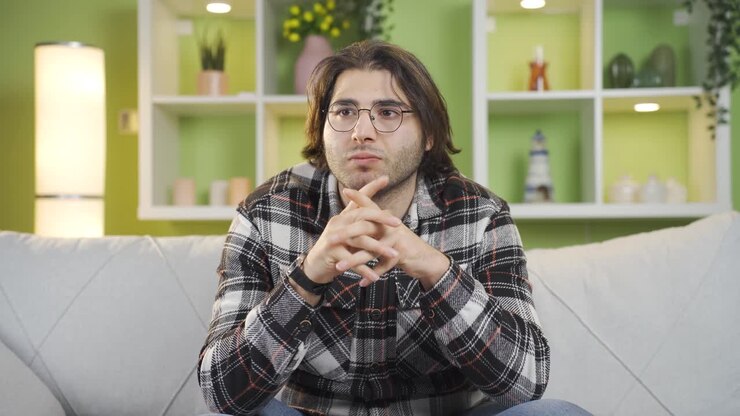 Il giovane uomo con schizofrenia ha una malattia mentale
