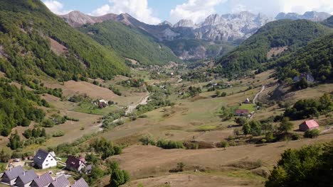 paisaje montañoso en el valle de lepushe, norte de albania - avance aéreo