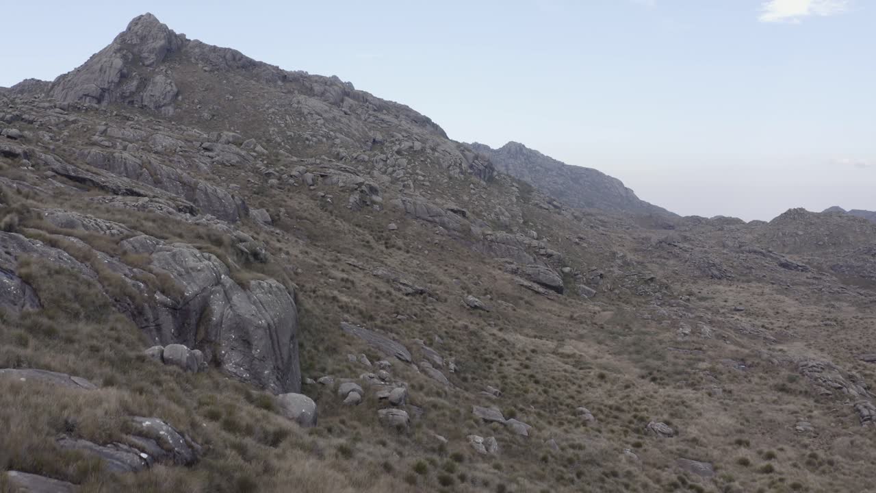 drone rápido que revela el parque nacional de itatiaia con el pico agulhas negras, el pico más alto de brasil