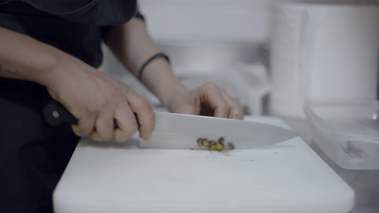 chef cortando verduras