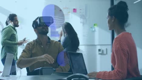 animación del procesamiento de datos sobre personas de negocios que trabajan en la oficina