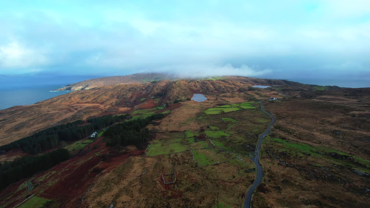 드라마틱한 아일랜드 시골 풍경 위를 날아다니는 드론: 겨울에 웨스트 코크, 해와 땅의 융합