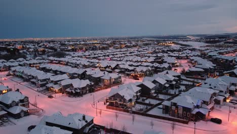 Vista-Aérea-De-Casas-Suburbanas-En-Invierno-En-La-Ciudad-De-Calgary-Durante-El-Invierno