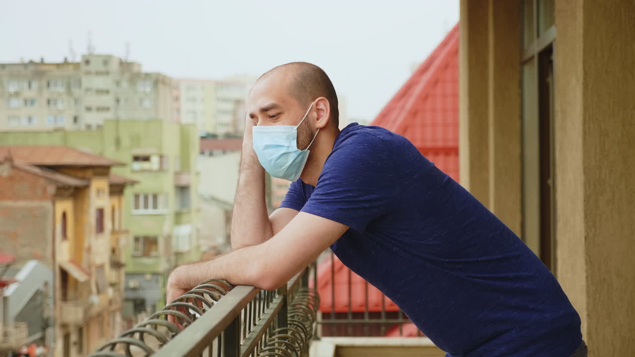 hombre triste con máscara desechable