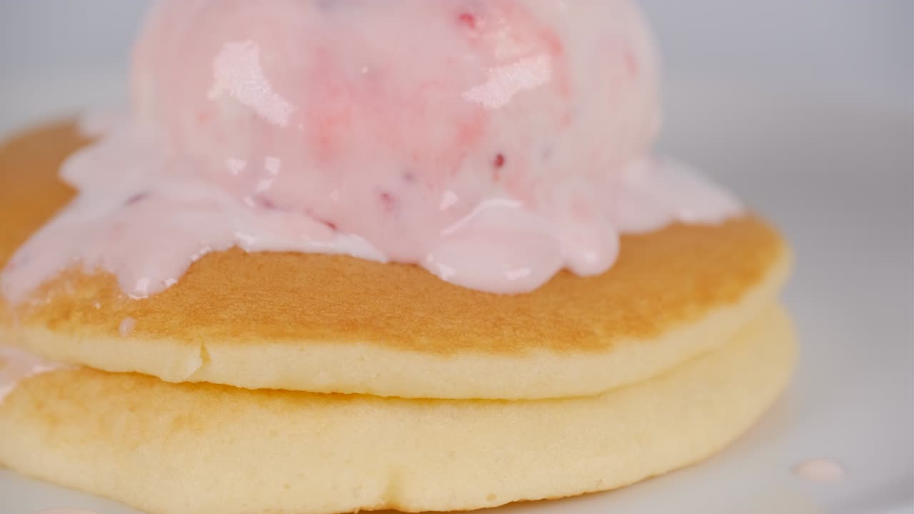 блинчики с клубничным мороженым