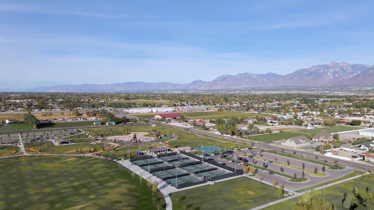 Scena urbana sopra un parco pubblico nella Contea di Salt Lake, Utah - Veduta aerea introduttiva con drone