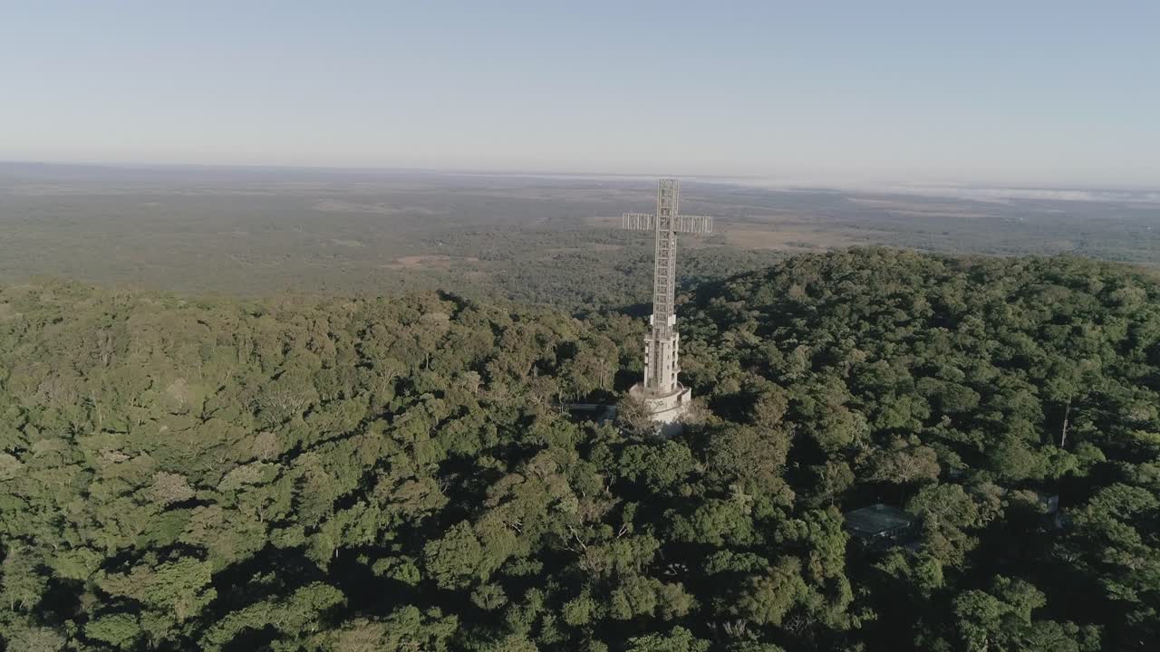 avión no tripulado de largo alcance volando hacia la cruz de santa ana rodeado de un profundo bosque natural en misiones, argentina